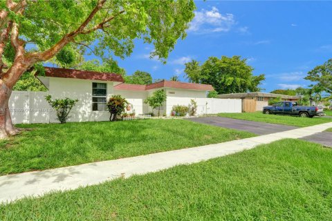 Villa ou maison à vendre à Tamarac, Floride: 3 chambres, 85.84 m2 № 1270288 - photo 4