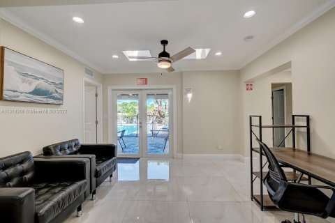 House in Hollywood, Florida 5 bedrooms, 197.88 sq.m. № 196302 - photo 29