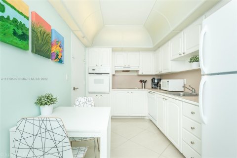 Condo in Hollywood, Florida, 1 bedroom  № 196265 - photo 9