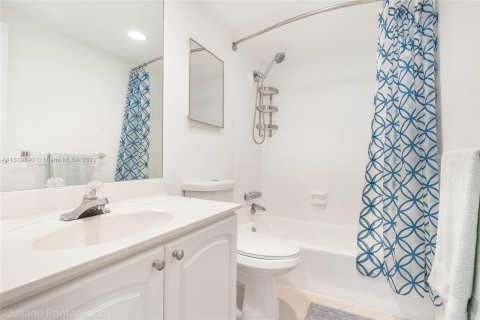 Condo in Hollywood, Florida, 1 bedroom  № 196265 - photo 3