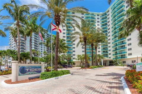 Condo in Hollywood, Florida, 1 bedroom  № 196265 - photo 2