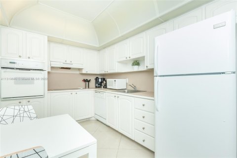 Condo in Hollywood, Florida, 1 bedroom  № 196265 - photo 10