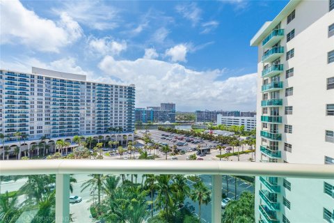 Condo in Hollywood, Florida, 1 bedroom  № 196265 - photo 22