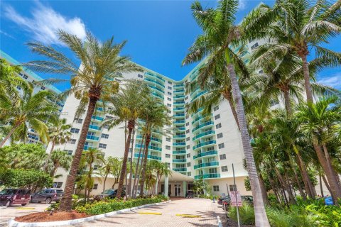 Condominio en alquiler en Hollywood, Florida, 1 dormitorio, 75.44 m2 № 196265 - foto 1