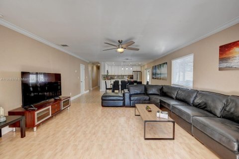 House in Hollywood, Florida 4 bedrooms, 176.51 sq.m. № 196303 - photo 3