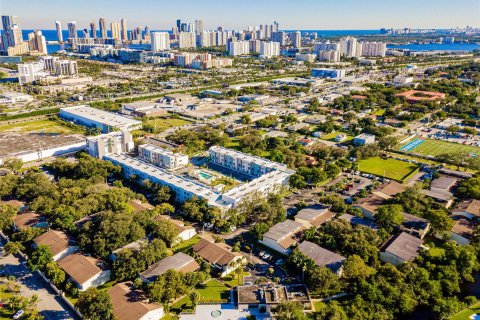 Condo in Miami, Florida, 3 bedrooms  № 1186561 - photo 1