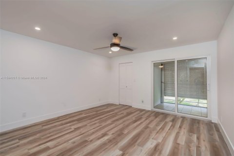 Condo in Coconut Creek, Florida, 2 bedrooms  № 1186104 - photo 15