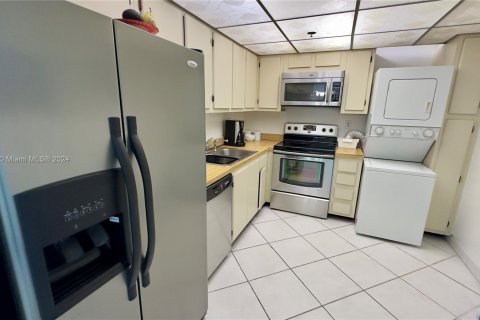 Condo in Sunny Isles Beach, Florida, 2 bedrooms  № 1383603 - photo 12