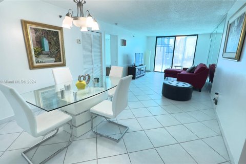 Condo in Sunny Isles Beach, Florida, 2 bedrooms  № 1383603 - photo 7