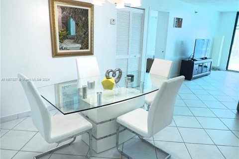 Condo in Sunny Isles Beach, Florida, 2 bedrooms  № 1383603 - photo 11