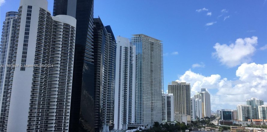 Condo in Sunny Isles Beach, Florida, 2 bedrooms  № 1383603