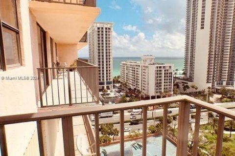 Condo in Sunny Isles Beach, Florida, 2 bedrooms  № 1383603 - photo 2