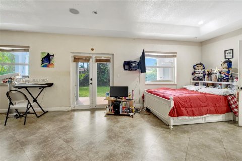 Casa en venta en Virginia Gardens, Florida, 4 dormitorios, 249.91 m2 № 880296 - foto 12