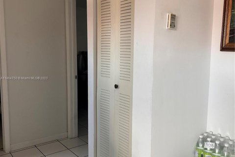 Condominio en venta en Hialeah, Florida, 2 dormitorios, 91.97 m2 № 779008 - foto 18