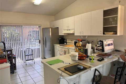 Condominio en venta en Hialeah, Florida, 2 dormitorios, 91.97 m2 № 779008 - foto 4