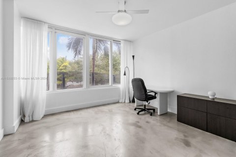 Condo in Miami Beach, Florida, 2 bedrooms  № 998229 - photo 15