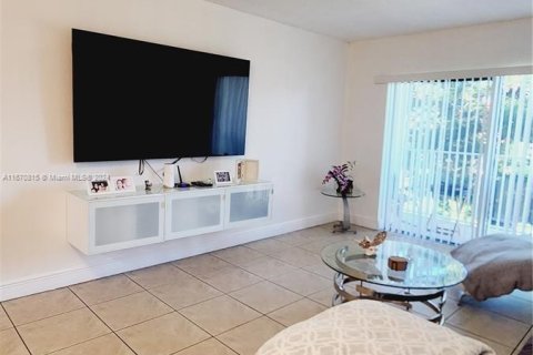 Condo in Doral, Florida, 2 bedrooms  № 1391480 - photo 9