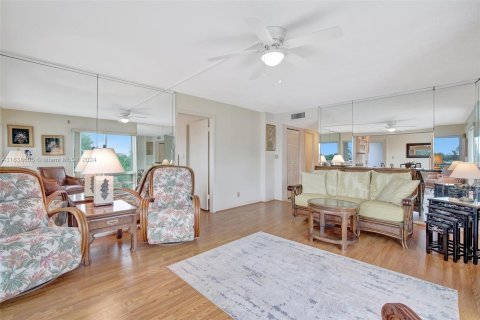 Condo in Pompano Beach, Florida, 2 bedrooms  № 1328217 - photo 9