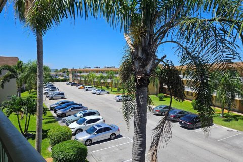 Condo in Palm Springs, Florida, 1 bedroom  № 1116807 - photo 2