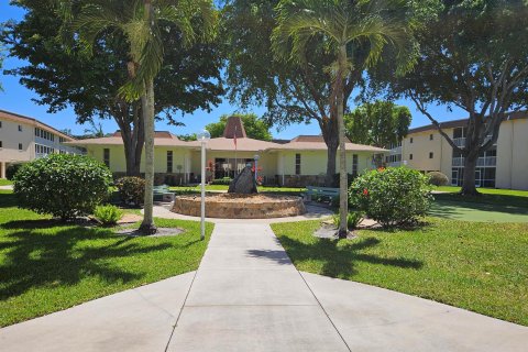 Condo in Palm Springs, Florida, 1 bedroom  № 1116807 - photo 8