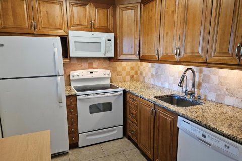 Condo in Palm Springs, Florida, 1 bedroom  № 1116807 - photo 13