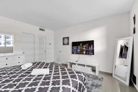 Condo in Hollywood, Florida, 2 bedrooms  № 1116855 - photo 8