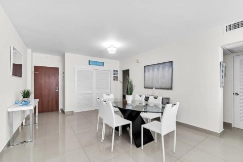 Condo in Hollywood, Florida, 2 bedrooms  № 1116855 - photo 13