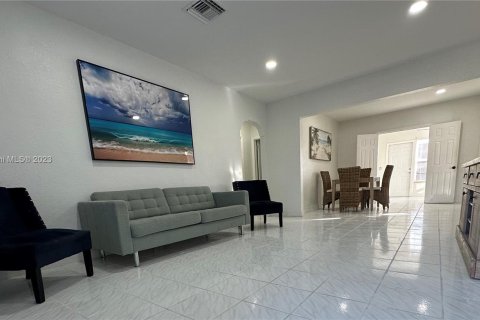 Villa ou maison à louer à Hollywood, Floride: 2 chambres, 274.43 m2 № 909587 - photo 10