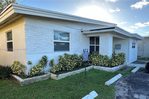 House in Hollywood, Florida 2 bedrooms, 274.43 sq.m. № 909587 - photo 2