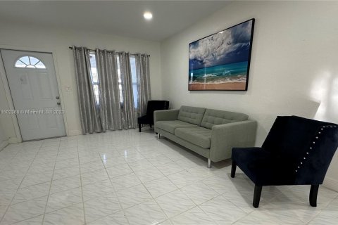 Casa en alquiler en Hollywood, Florida, 2 dormitorios, 274.43 m2 № 909587 - foto 11