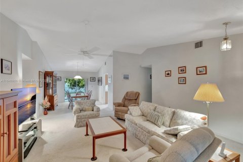 Villa ou maison à vendre à Miami, Floride: 3 chambres, 181.62 m2 № 1330479 - photo 2