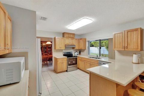 House in Miami, Florida 3 bedrooms, 181.62 sq.m. № 1330479 - photo 9