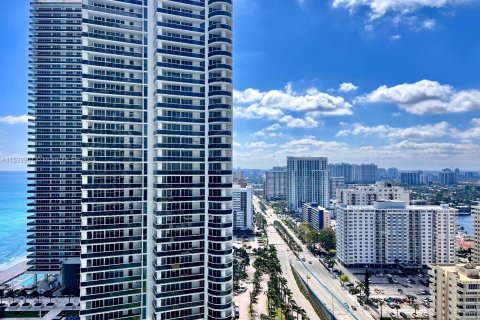 Condo in Hollywood, Florida, 1 bedroom  № 983422 - photo 22