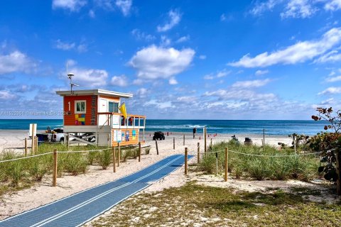 Condo in Hollywood, Florida, 1 bedroom  № 983422 - photo 21