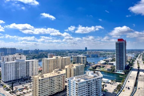 Condo in Hollywood, Florida, 1 bedroom  № 983422 - photo 23