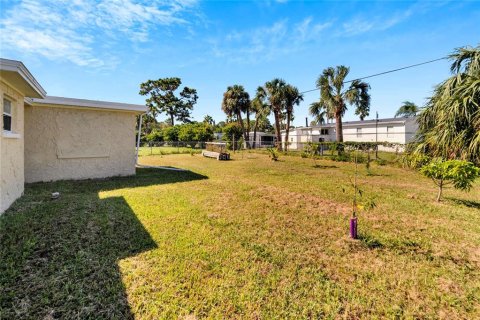 House in Port Richey, Florida 3 bedrooms, 94.11 sq.m. № 1418017 - photo 24