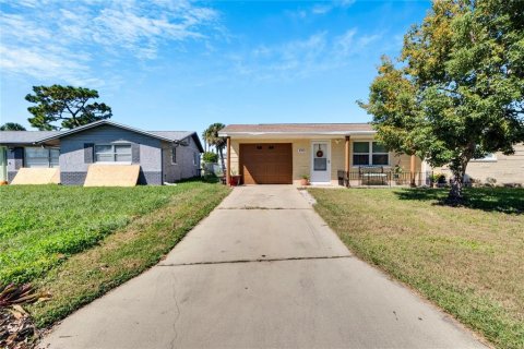 House in Port Richey, Florida 3 bedrooms, 94.11 sq.m. № 1418017 - photo 2