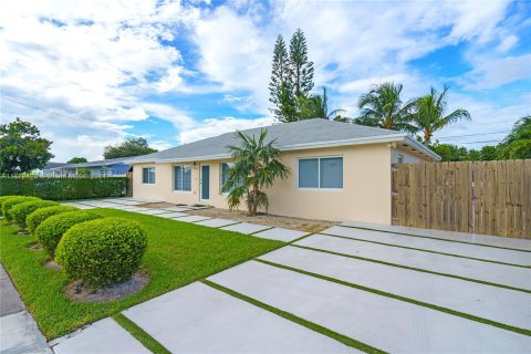 House in Miami, Florida 3 bedrooms, 131.55 sq.m. № 1395112 - photo 2