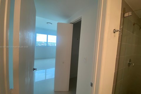 Condo in Miami, Florida, 1 bedroom  № 1395154 - photo 2