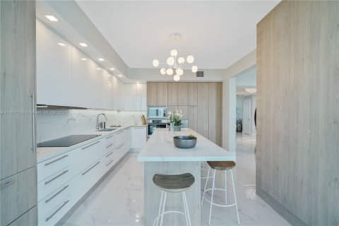 Condo in Miami Beach, Florida, 3 bedrooms  № 174231 - photo 17