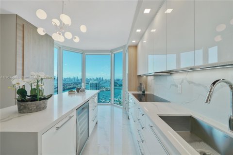 Condo in Miami Beach, Florida, 3 bedrooms  № 174231 - photo 14