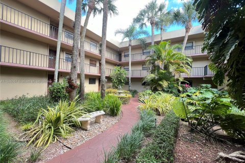 Condo in Miami, Florida, 2 bedrooms  № 1015860 - photo 3