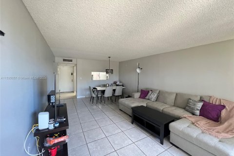 Condo in Miami, Florida, 2 bedrooms  № 1015860 - photo 15