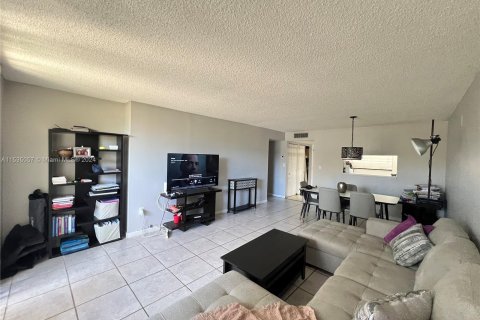 Condo in Miami, Florida, 2 bedrooms  № 1015860 - photo 14