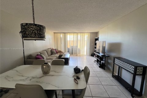 Condo in Miami, Florida, 2 bedrooms  № 1015860 - photo 16