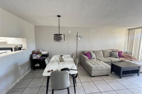 Condo in Miami, Florida, 2 bedrooms  № 1015860 - photo 13