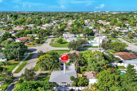 House in Cutler Bay, Florida 3 bedrooms, 91.04 sq.m. № 1381679 - photo 2