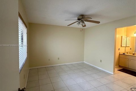 Townhouse in Miami, Florida 2 bedrooms, 102.19 sq.m. № 1418614 - photo 10