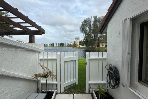 Townhouse in Miami, Florida 2 bedrooms, 102.19 sq.m. № 1418614 - photo 14