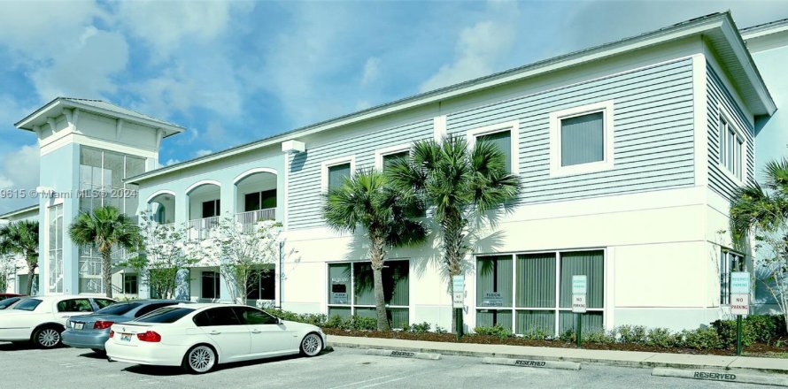 Коммерческая недвижимость в Порт-Сент-Луси, Флорида № 965271